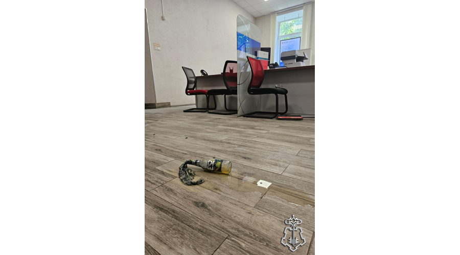 В Пушкинском районе Петербурга сотрудники Росгвардии задержали злоумышленника, пытавшегося поджечь отделение банка «коктейлем Молотова»