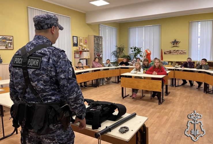 В Ленинградской области сотрудники Росгвардии провели урок мужества для воспитанников детского лагеря «Здоровячок»