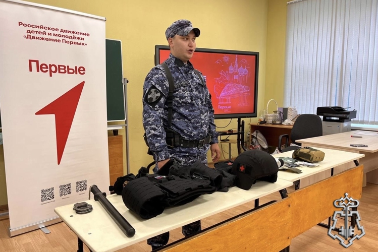 В Ленинградской области сотрудники Росгвардии провели урок мужества для воспитанников детского лагеря «Здоровячок»