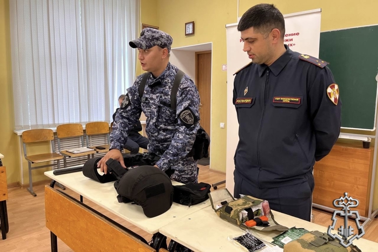В Ленинградской области сотрудники Росгвардии провели урок мужества для воспитанников детского лагеря «Здоровячок»