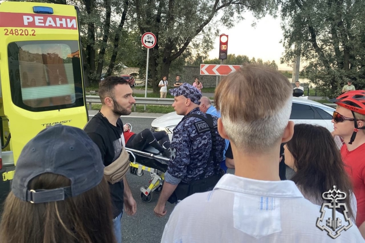 В Петербурге сотрудники Росгвардии стали очевидцами ДТП и оказали доврачебную помощь пострадавшему 