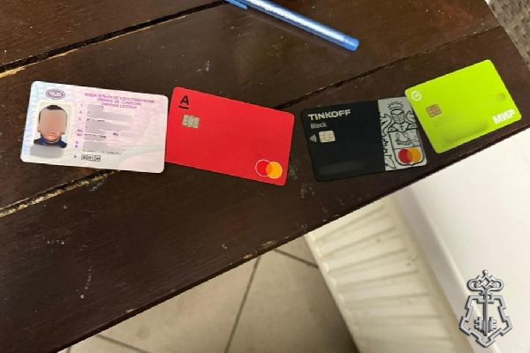 В Калининском районе Петербурга наряд Росгвардии задержал работницу бара, похитившую у коллег банковские карты