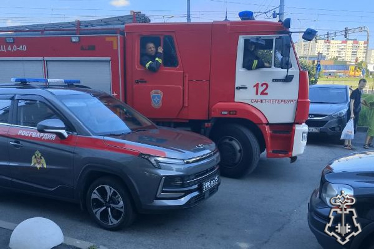 Петербургские росгвардейцы обнаружили возгорание в квартире жилого дома и организовали эвакуацию жильцов