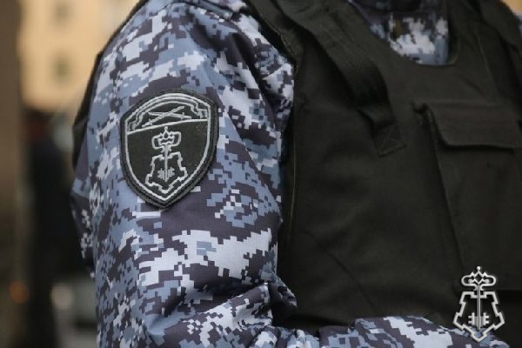 Петербургские росгвардейцы задержали агрессивного хулигана, оскорблявшего бригаду скорой помощи