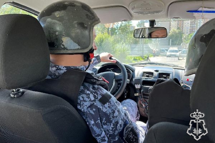 В Выборгском районе Петербурга наряд Росгвардии задержал вора-рецидивиста, подозреваемого в совершении очередной кражи 