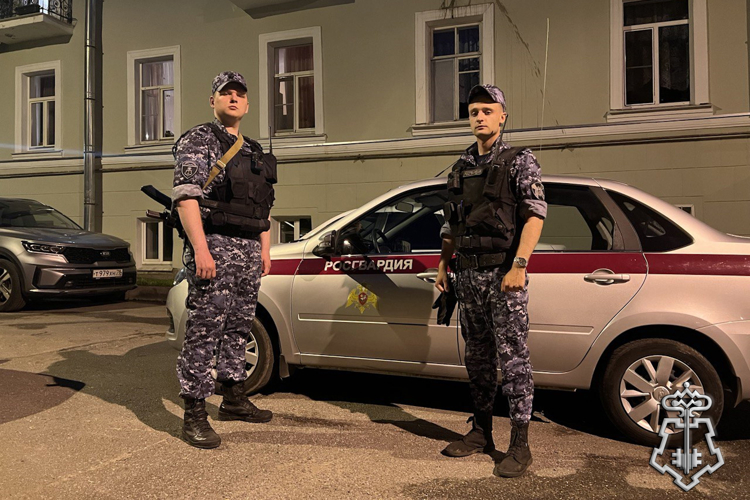 В Санкт-Петербурге росгвардейцы эвакуировали двоих несовершеннолетних детей во время пожара в жилом доме в Пушкинском районе