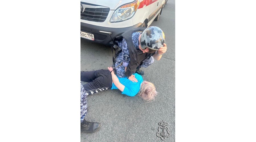 В Санкт-Петербурге сотрудники Росгвардии задержали хулигана, нанесшего телесные повреждения бригаде скорой помощи 
