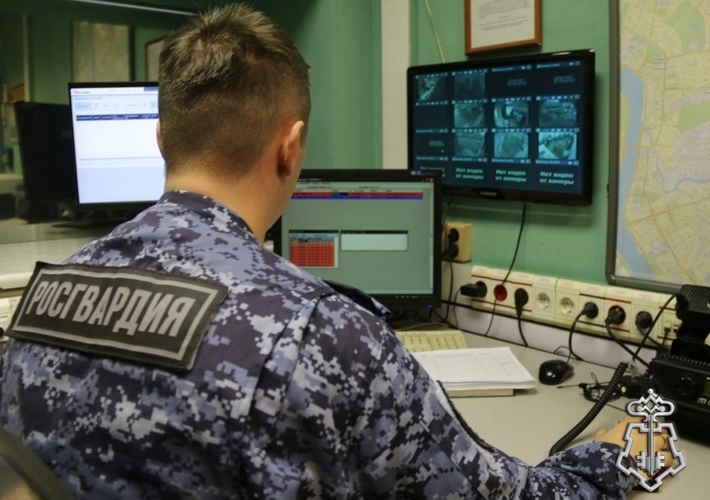 Росгвардейцы задержали мужчину, проникшего в закрытый офис бизнес-центра
