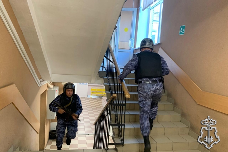 В Санкт-Петербурге и Ленинградской области сотрудники Росгвардии приняли участие во всероссийских учениях на территориях школ