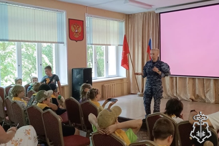 В Василеостровском районе Петербурга сотрудники Росгвардии провели урок мужества для воспитанников летнего лагеря