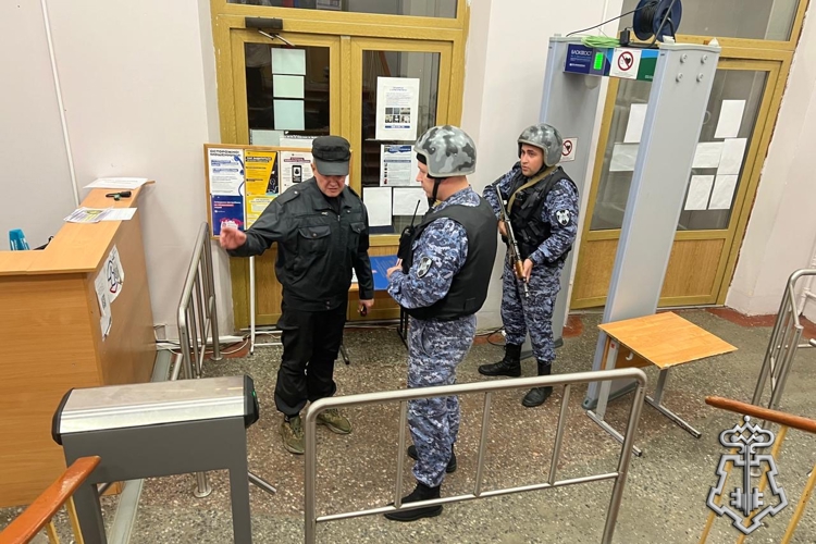 В Санкт-Петербурге и Ленинградской области сотрудники Росгвардии приняли участие во всероссийских учениях на территориях школ