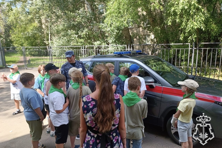 В Василеостровском районе Петербурга сотрудники Росгвардии провели урок мужества для воспитанников летнего лагеря