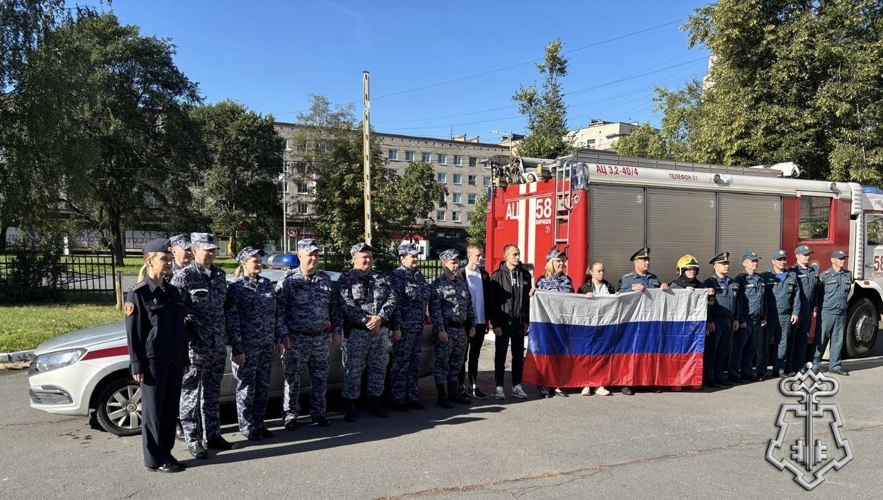 Сотрудники Росгвардии Санкт-Петербурга и Ленинградской области присоединились к празднованию Дня Государственного флага Российской Федерации