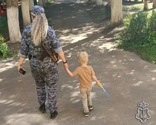 В Ленинградской области сотрудники Росгвардии и полиции помогли вернуться домой потерявшемуся малолетнему ребенку 
