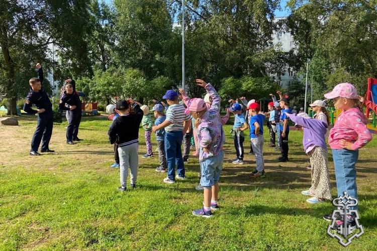 В городе Колпино росгвардейцы провели спортивное мероприятие для воспитанников детского сада