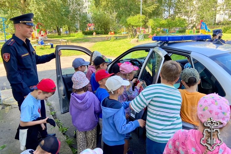 В городе Колпино росгвардейцы провели спортивное мероприятие для воспитанников детского сада
