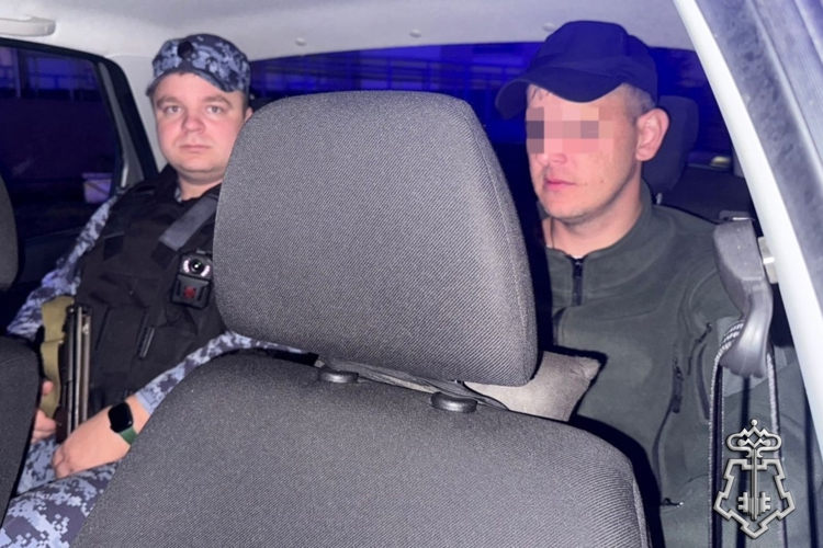 В Красногвардейском районе Петербурга наряд вневедомственной охраны задержал хулиганов, устроивших погром в торговом павильоне