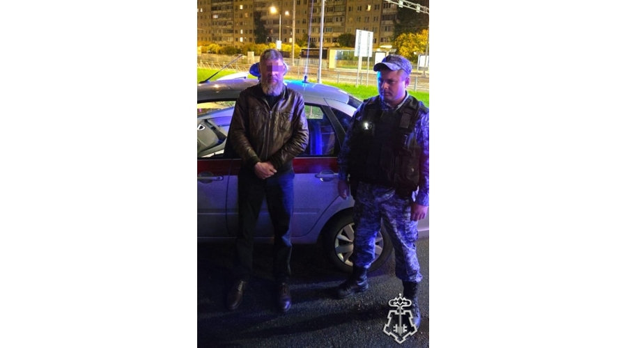 В Петербурге сотрудники Росгвардии задержали рецидивиста, разбившего окна квартиры жительницы Красногвардейского района 