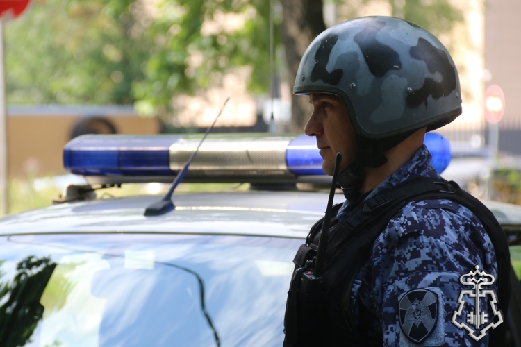 В Петербурге росгвардейцы задержали вооруженного ножом правонарушителя, нанесшего побои жителю Кировского района
