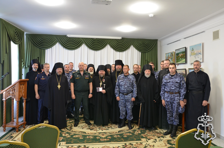 В Ленинградской области представители Росгвардии вручили настоятелю Староладожского Никольского мужского монастыря медаль Росгвардии «За содействие».