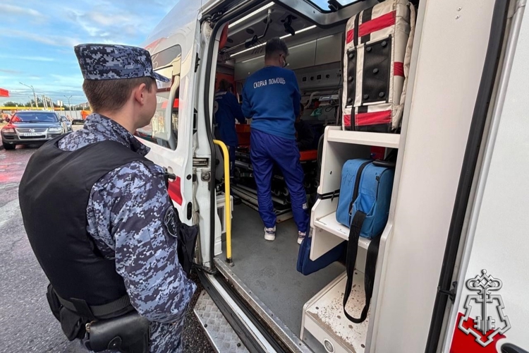 Петербургские росгвардейцы вернули матери малолетнего сына, ушедшего с детской площадки в строительный магазин
