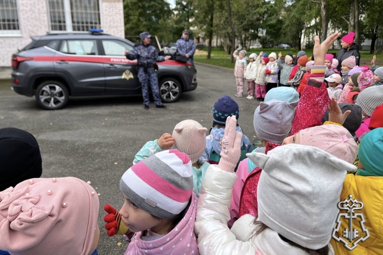 В Петербурге представители Росгвардии провели урок безопасности для воспитанников детского сада