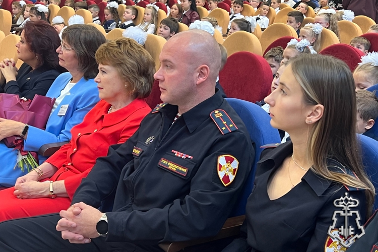 В Санкт-Петербурге сотрудники вневедомственной охраны приняли участие в церемонии открытия кадетского класса Росгвардии