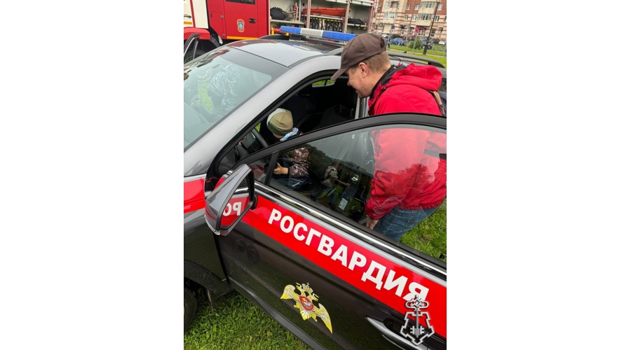 В Петербурге представители Росгвардии приняли участие в Большом семейном фестивале