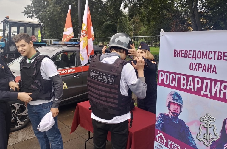 В Петербурге представители Росгвардии приняли участие в Большом семейном фестивале