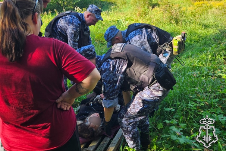 В Павловске наряд Росгвардии вывел из леса изможденную пенсионерку, заблудившуюся во время похода за грибами 