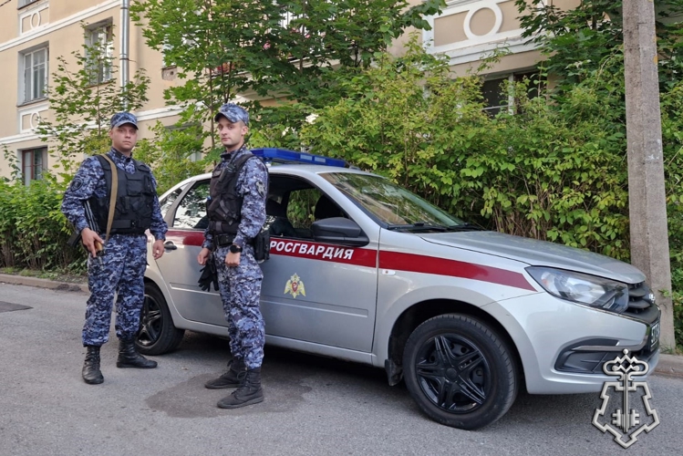 В Павловске наряд Росгвардии вывел из леса изможденную пенсионерку, заблудившуюся во время похода за грибами 