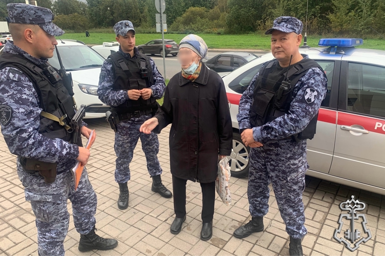 Петербургские росгвардейцы при патрулировании обнаружили потерявшую память пенсионерку и передали ее врачам