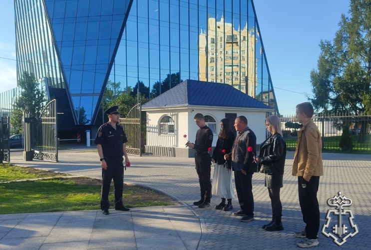 В Петербурге представители Росгвардии почтили память жертв терроризма у памятника «Детям Беслана»