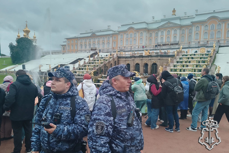 Сотрудники Росгвардии обеспечили безопасность на Осеннем фестивале фонтанов «Петергоф. Возрождение»