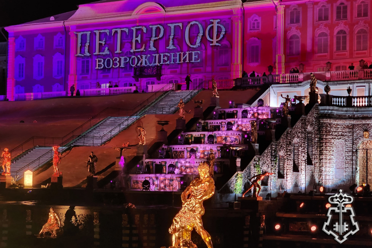 Сотрудники Росгвардии обеспечили безопасность на Осеннем фестивале фонтанов «Петергоф. Возрождение»