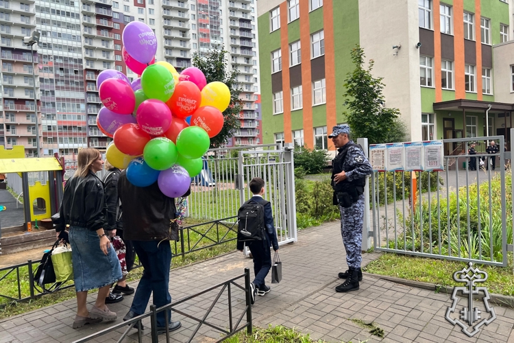 Росгвардия обеспечила правопорядок и безопасность в День знаний в Санкт-Петербурге и Ленинградской области