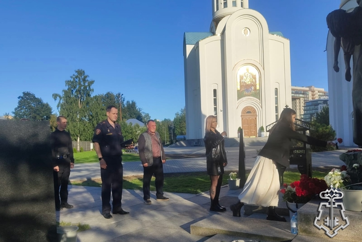 В Петербурге представители Росгвардии почтили память жертв терроризма у памятника «Детям Беслана»