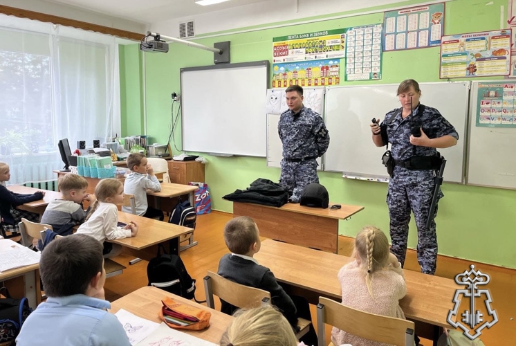 В Ленинградской области сотрудники Росгвардии провели встречу со школьниками