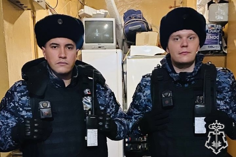 В Санкт-Петербурге росгвардейцы задержали правонарушителей, проникших с целью кражи в квартиру соседа по дому
