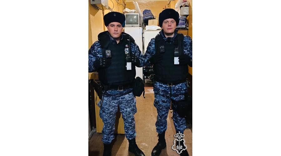 В Санкт-Петербурге росгвардейцы задержали правонарушителей, проникших с целью кражи в квартиру соседа по дому