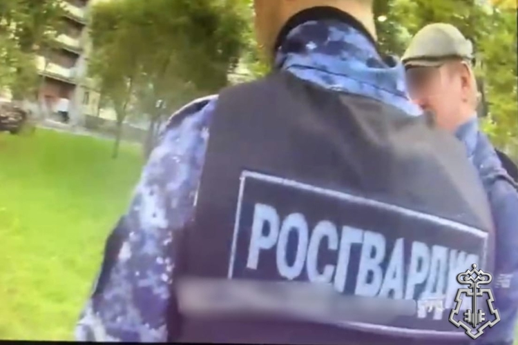 Сотрудники Росгвардии задержали хулигана, стрелявшего из пневматической винтовки во дворе домов в Невском районе Петербурга 