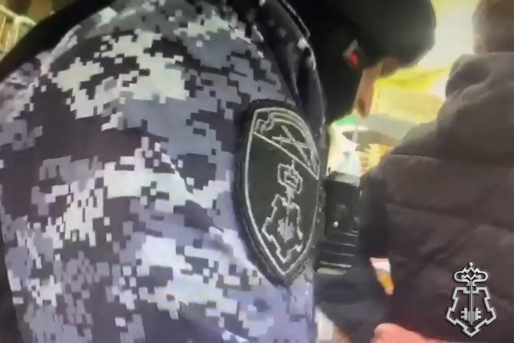 В Санкт-Петербурге наряд Росгвардии задержал вооруженного ножом рецидивиста, угрожавшего контролеру торгового зала магазина
