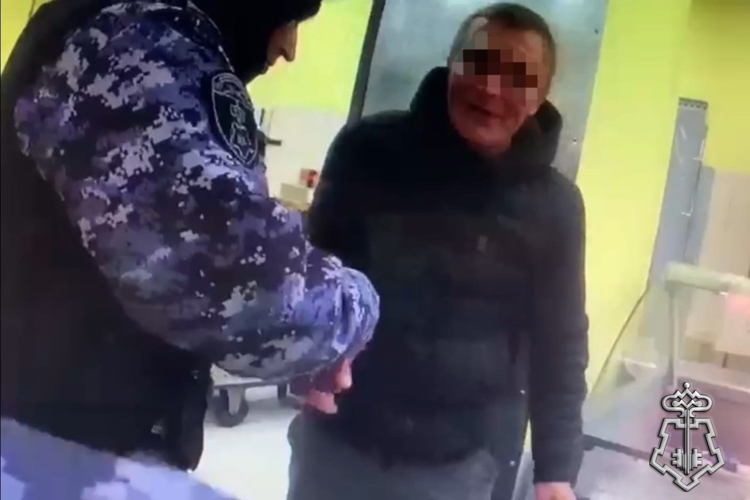 В Санкт-Петербурге наряд Росгвардии задержал вооруженного ножом рецидивиста, угрожавшего контролеру торгового зала магазина