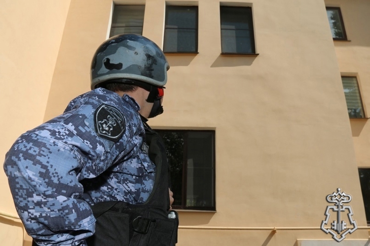 В Выборгском районе Петербурга сотрудники Росгвардии задержали правонарушителя, избившего гражданина после конфликта в баре 