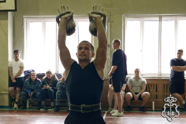 В Санкт-Петербурге сотрудники городских и областных филиалов вневедомственной охраны Росгвардии приняли участие в чемпионате по гиревому спорту