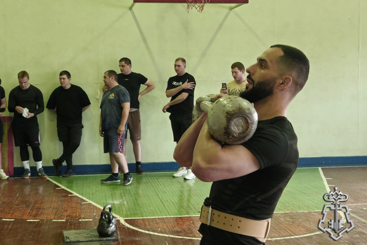 В Санкт-Петербурге сотрудники городских и областных филиалов вневедомственной охраны Росгвардии приняли участие в чемпионате по гиревому спорту