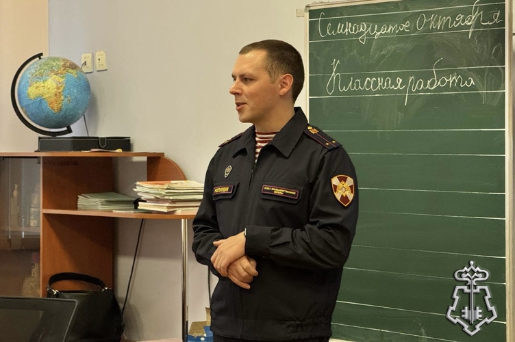 В Санкт-Петербурге представитель Росгвардии провел встречу со школьниками, приуроченную ко Дню отца