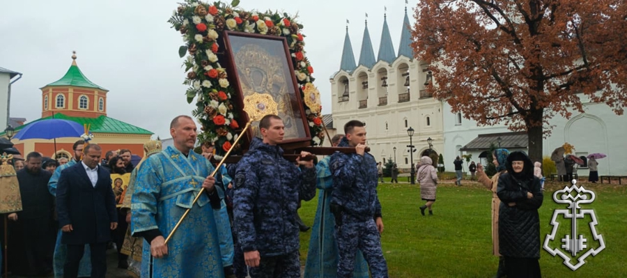 Сотрудники Росгвардии обеспечили правопорядок на церемонии перенесения Тихвинской иконы Божией матери в Покровский храм