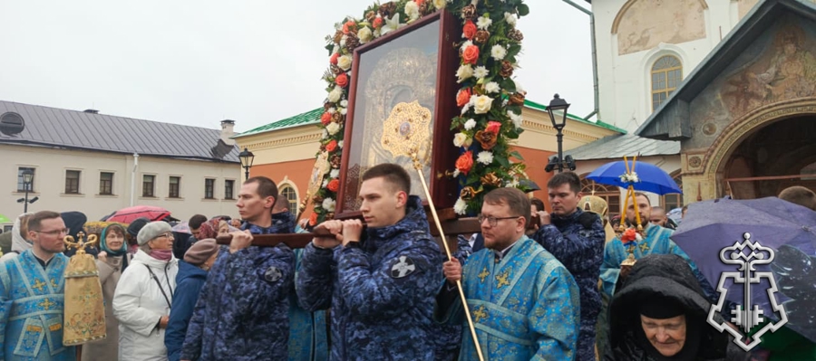 Сотрудники Росгвардии обеспечили правопорядок на церемонии перенесения Тихвинской иконы Божией матери в Покровский храм