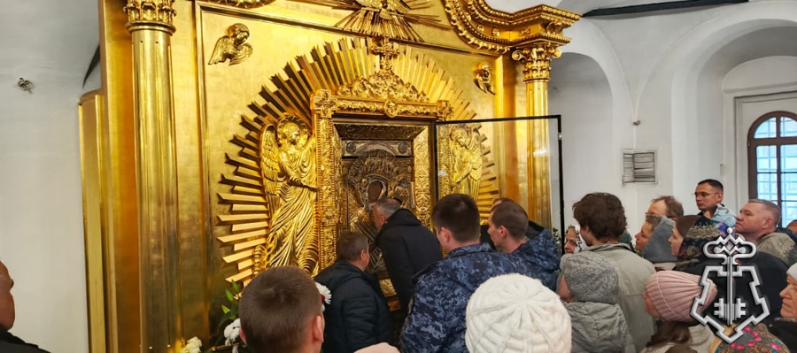 Сотрудники Росгвардии обеспечили правопорядок на церемонии перенесения Тихвинской иконы Божией матери в Покровский храм